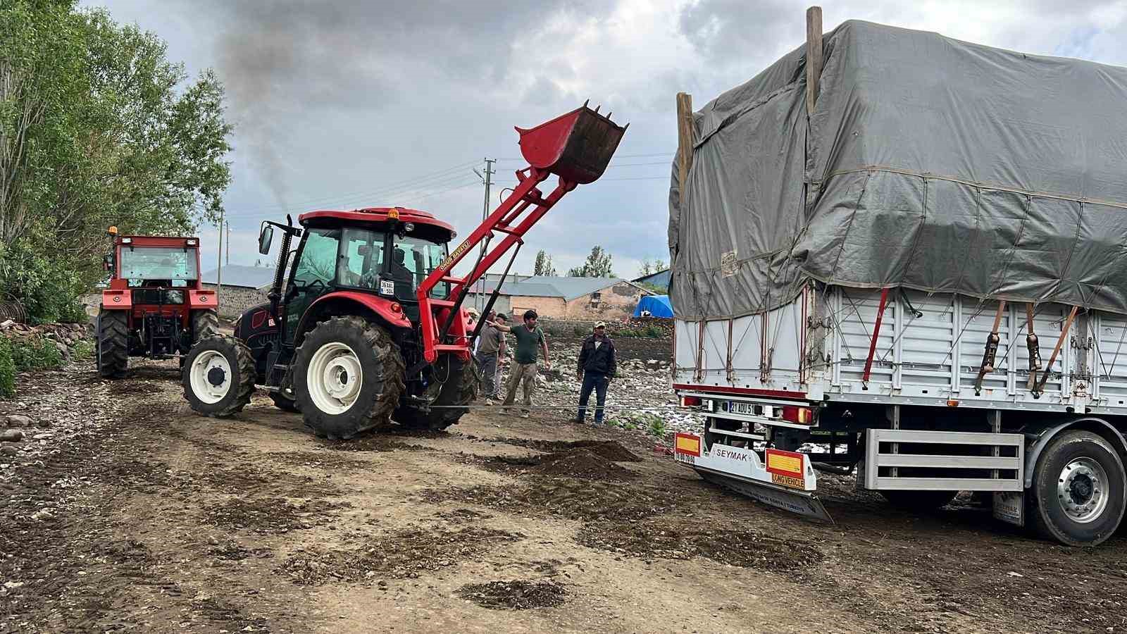 Kars’ta çamura saplanan tır köylülerin yardımıyla kurtarıldı