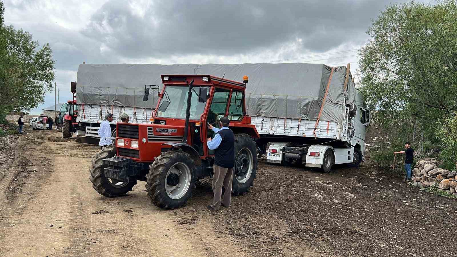 Kars&rsquo;ta &ccedil;amura saplanan tır k&ouml;yl&uuml;lerin yardımıyla kurtarıldı

