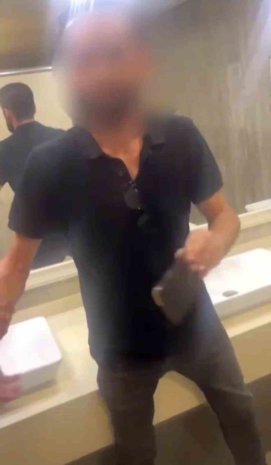 Kadınlar tuvaletinde g&ouml;r&uuml;nt&uuml; &ccedil;eken şahıstan pes dedirten savunma: &rsquo;Yanlışlıkla girdim"
