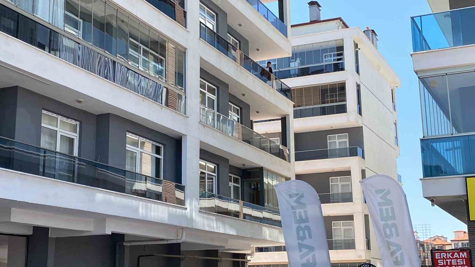 Balkona çıkıp bıçakla kendini yaraladı