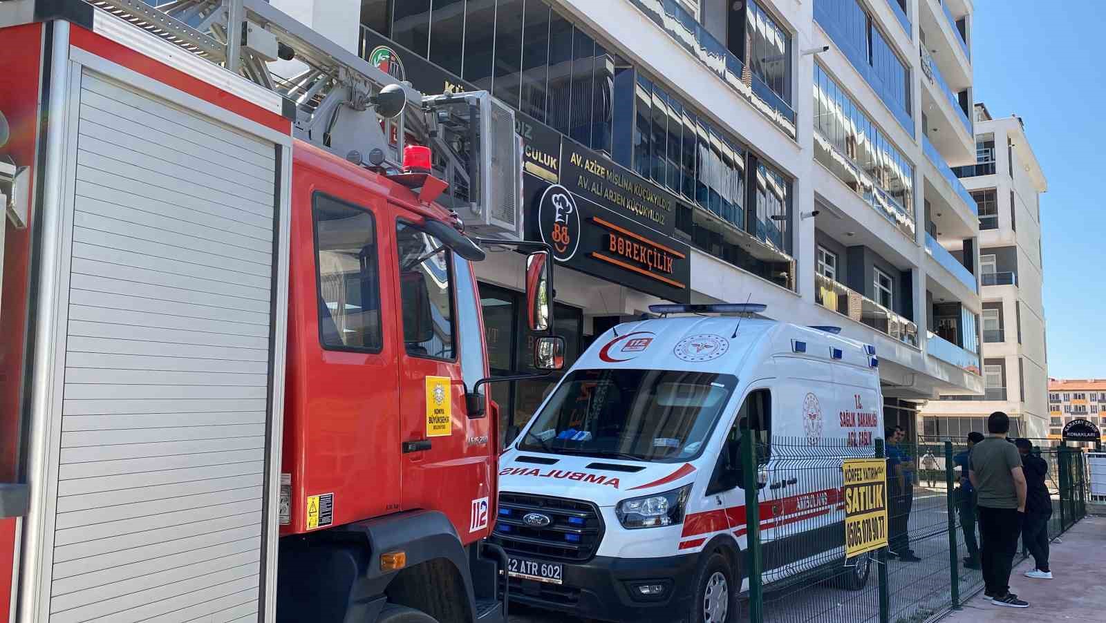 Balkona &ccedil;ıkıp bı&ccedil;akla kendini yaraladı
