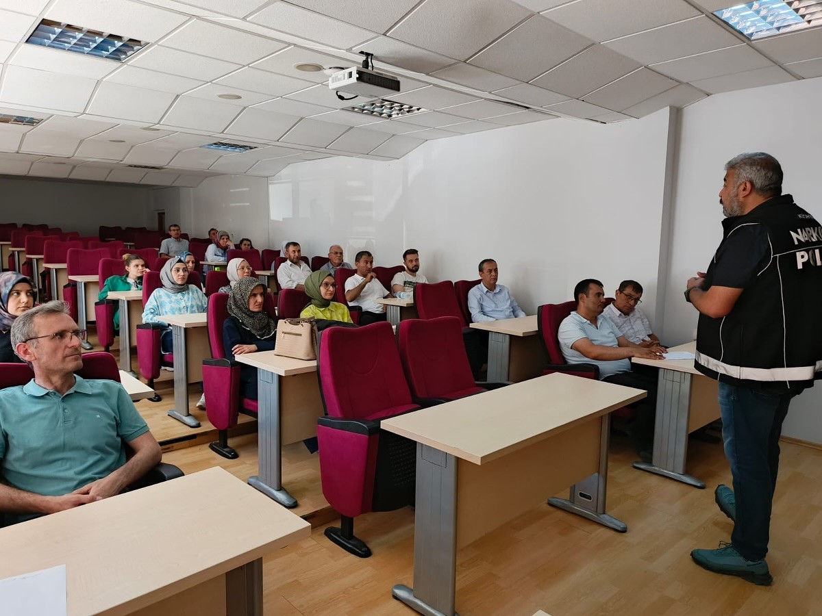 K&uuml;tahya Emniyetinden anne ve anne adaylarına uyuşturucuyla m&uuml;cadele eğitimi
