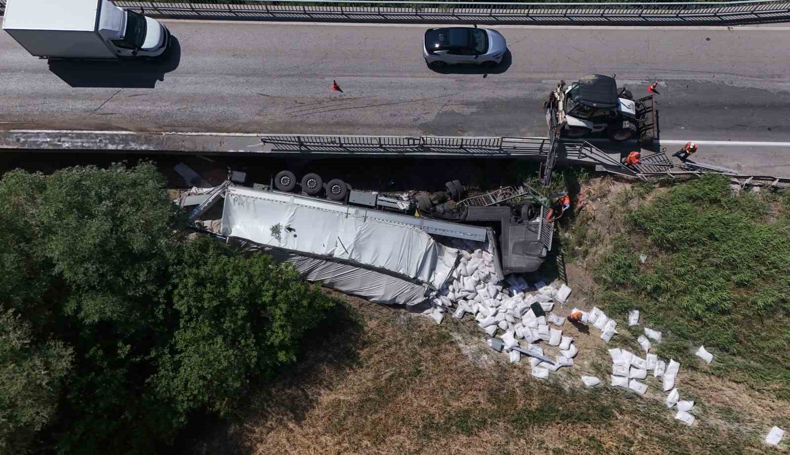 Kırıkkale’de un yüklü tır köprüden devrildi: 1 ağır yaralı