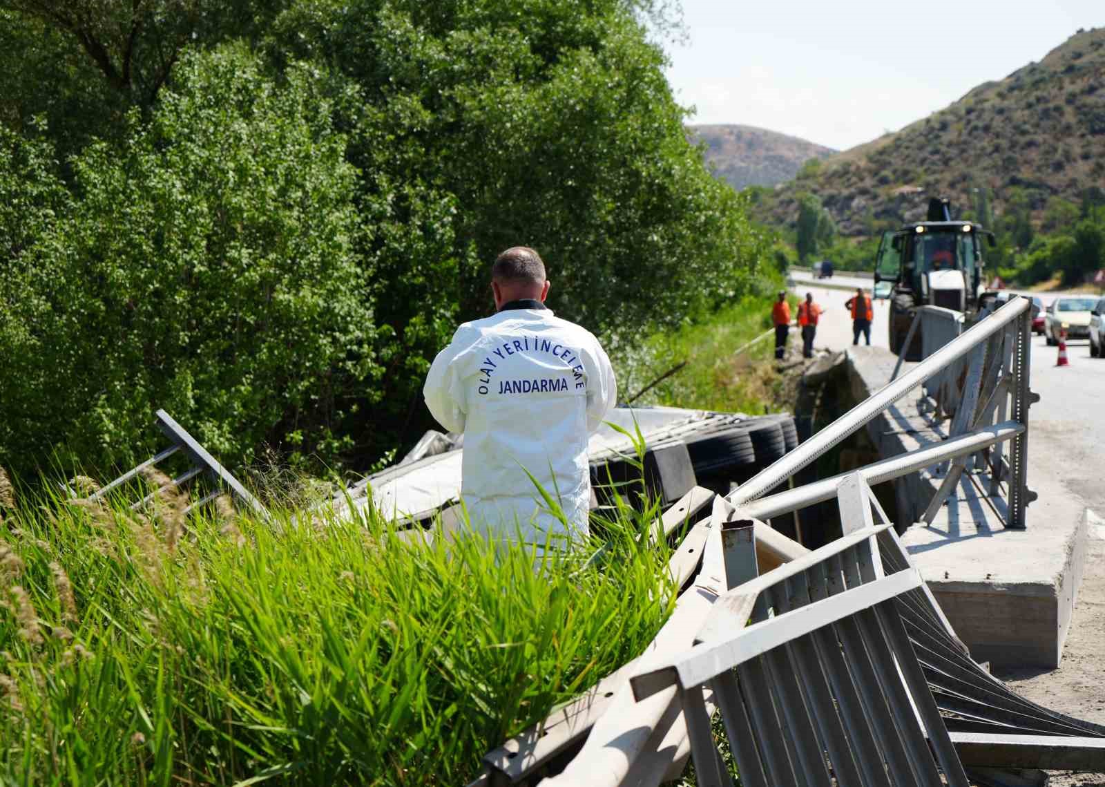 Kırıkkale&rsquo;de un y&uuml;kl&uuml; tır k&ouml;pr&uuml;den devrildi: 1 ağır yaralı
