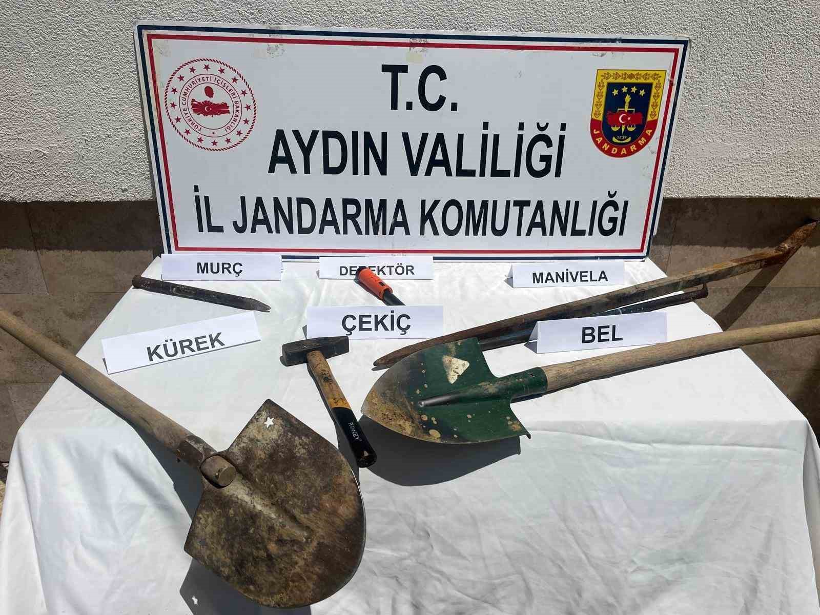 Çine’de iş makineli kaçak kazıya jandarma baskını
