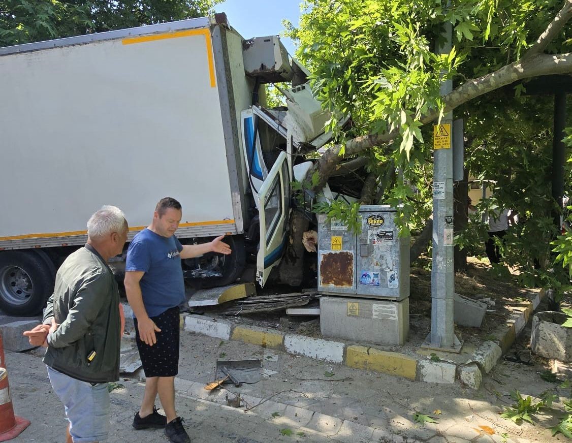 Erdek Ocaklar’da kaza: Freni patlayan kamyon ağaca çarptı