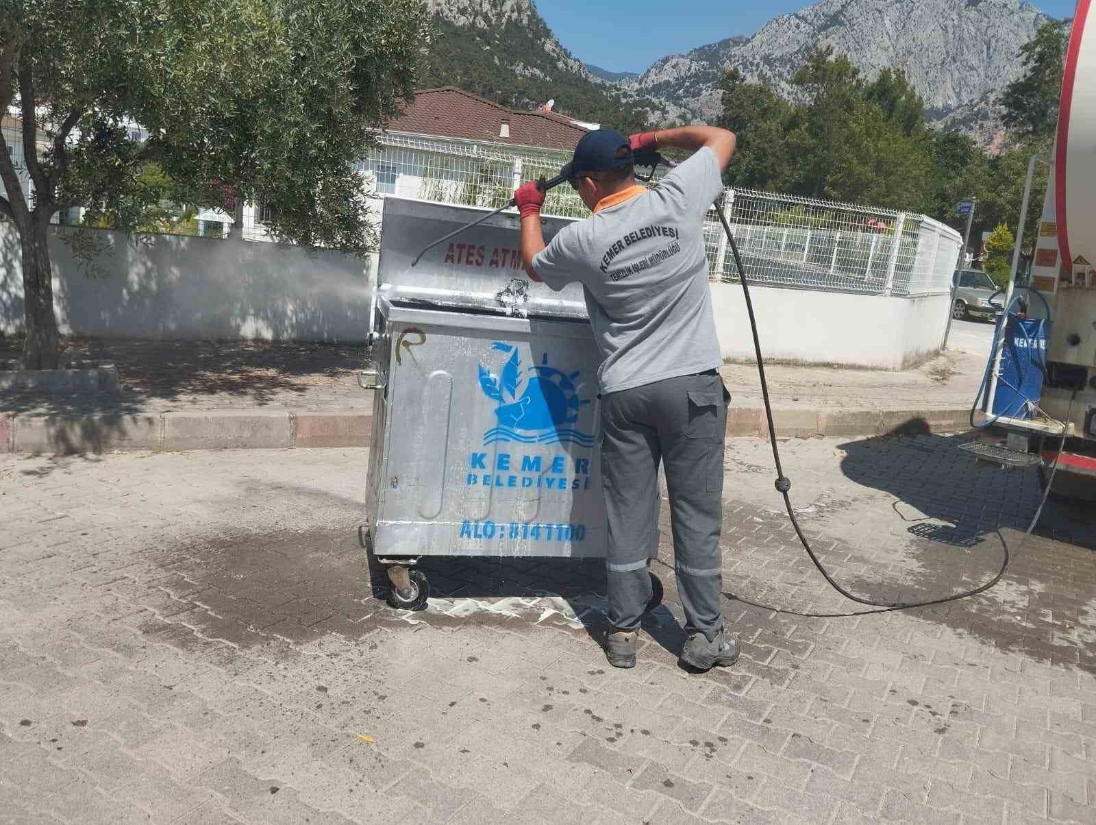 Kemer’de çöp konteynerleri dezenfekte ediliyor
