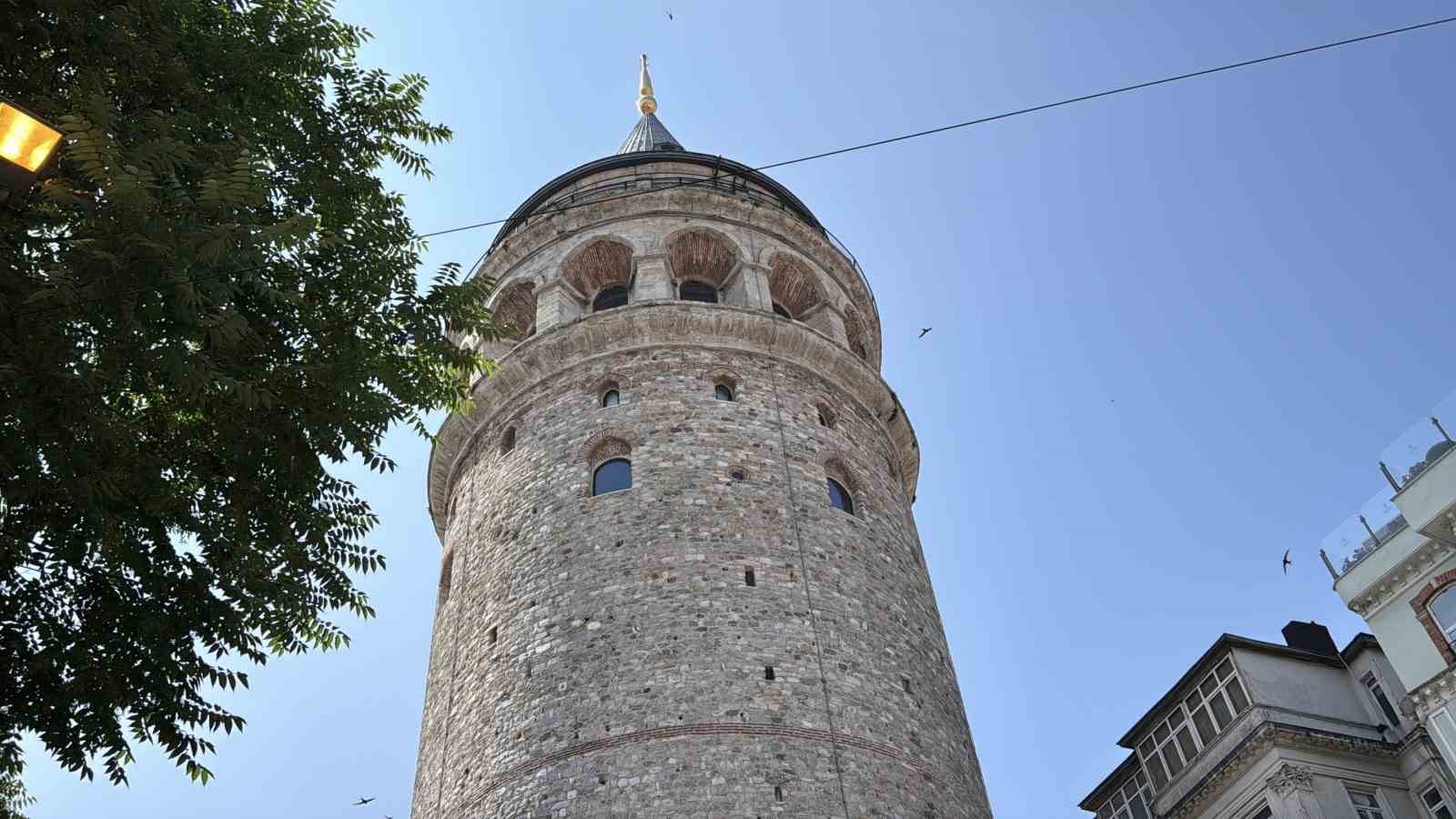 Galata Kulesi’nden düşen 22 yaşındaki genç hayatını kaybetti