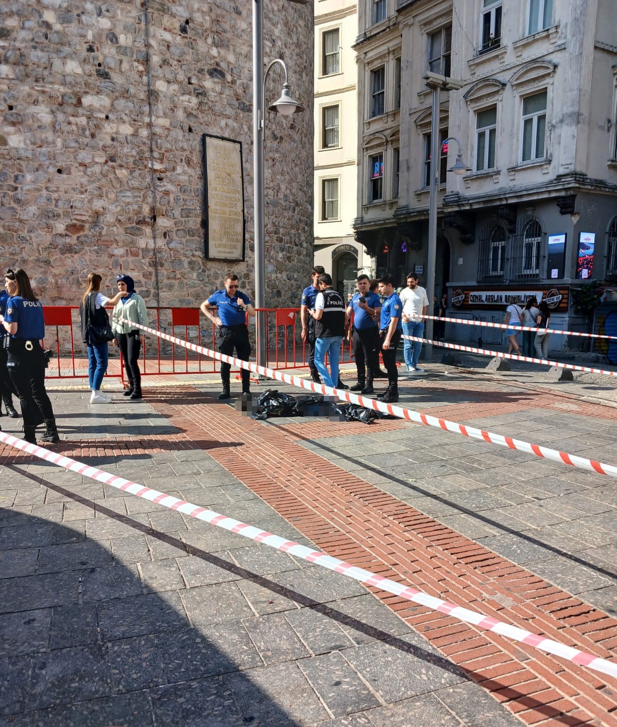 Galata Kulesi&rsquo;nden d&uuml;şen 22 yaşındaki gen&ccedil; hayatını kaybetti
