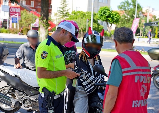 Isparta&rsquo;da trafik uygulamasında 10 araca ceza kesildi
