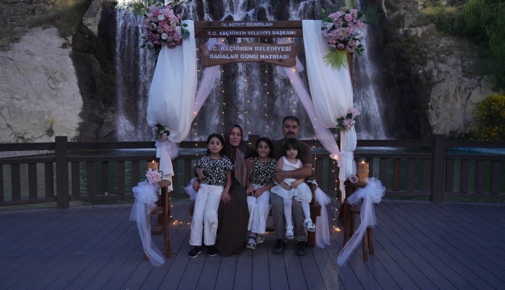 Keçiören Belediyesi Babalar Günü’ne özel fotoğraf köşesi oluşturdu
