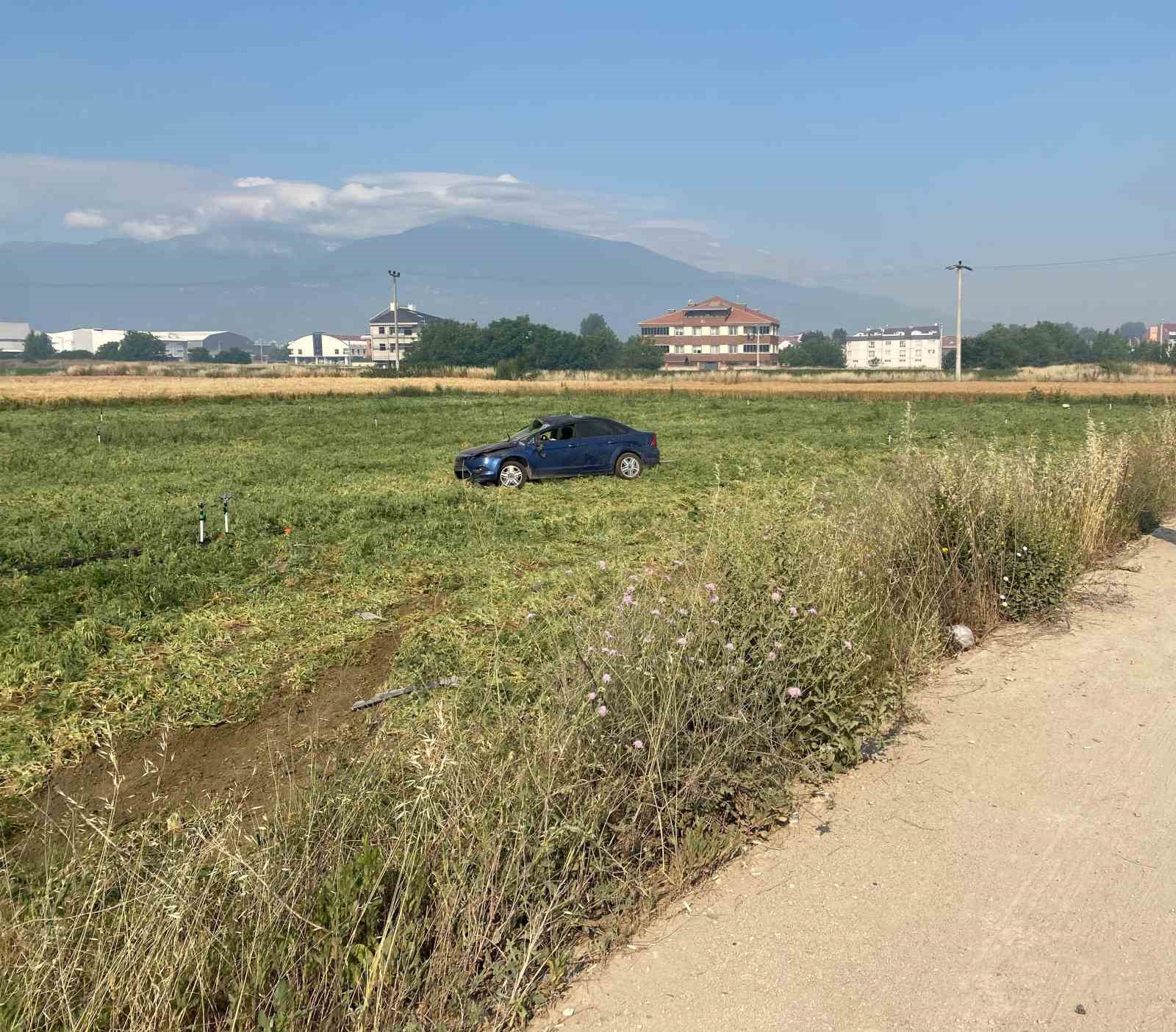 Bursa&rsquo;da kontrolden çıkan otomobil tarlaya uçtu