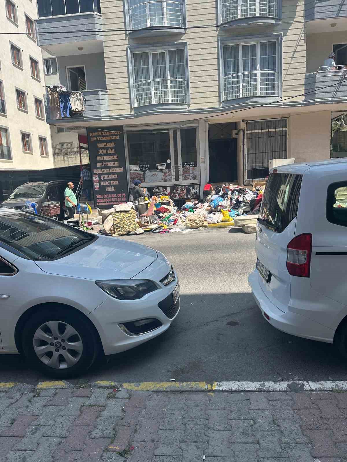 Eyüpsultan’da çöp ev bina sakinlerini çileden çıkardı
