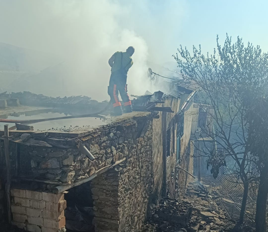 Malatya’da örtü yangını: İki ev kül oldu