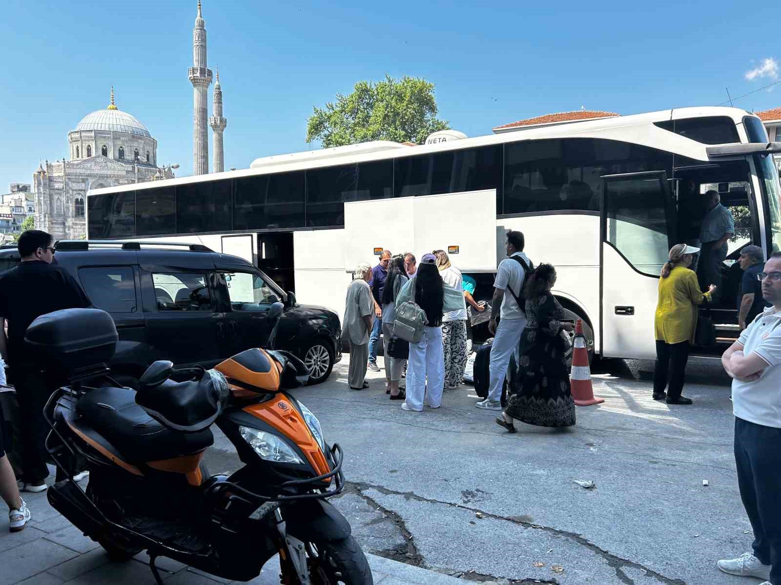 İstanbul&rsquo;daki İranlılar &uuml;lkelerine d&ouml;n&uuml;yor

