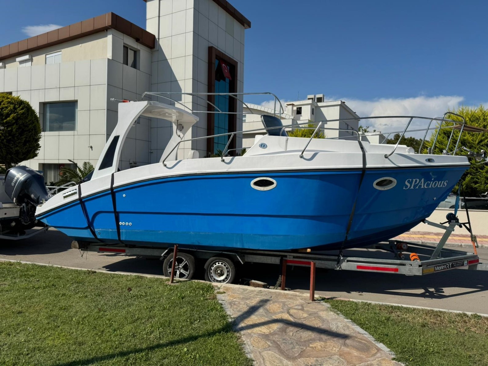 Bisiklet veya otomobil değil, bu kez karadan tekne &ccedil;aldılar
