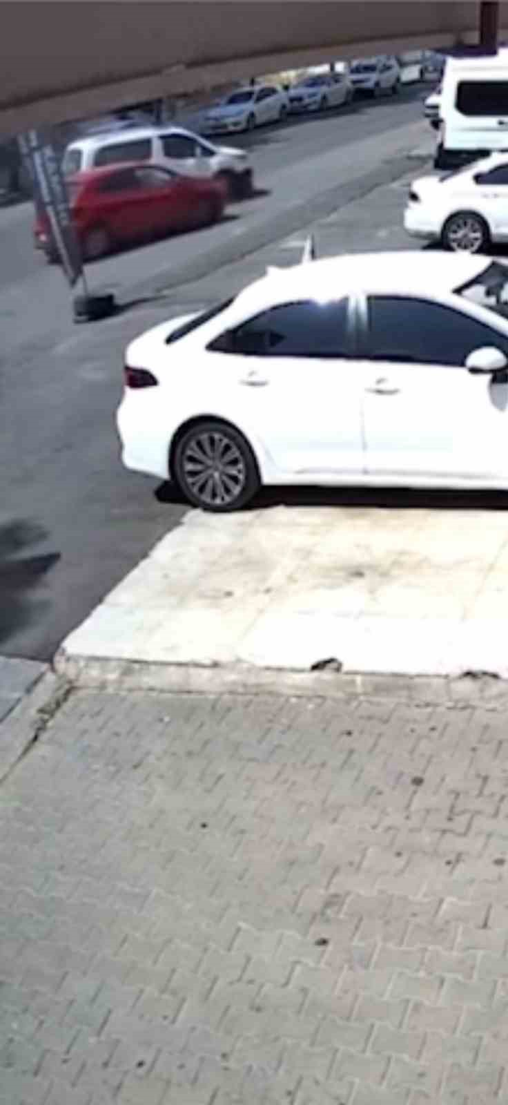 Diyarbakır’da trafik kazası güvenlik kamerasına yansıdı