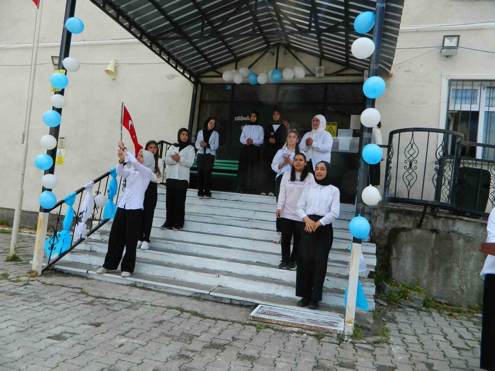 Posof’ta öğrencilerin şiir programı beğeni topladı