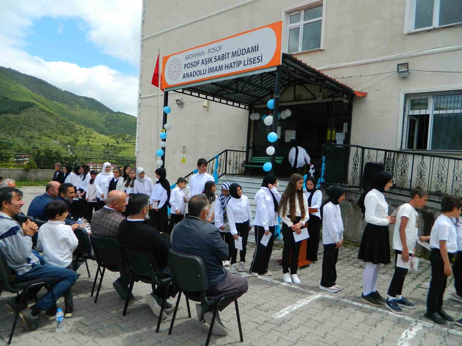 Posof’ta öğrencilerin şiir programı beğeni topladı
