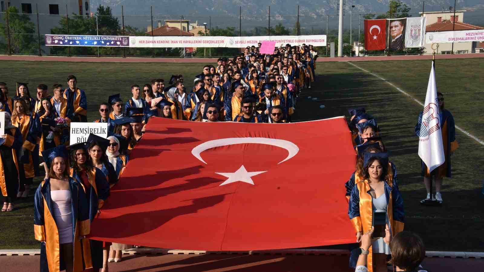 Sağlık Bilimleri Fak&uuml;ltesi&rsquo;nde mezuniyet coşkusu
