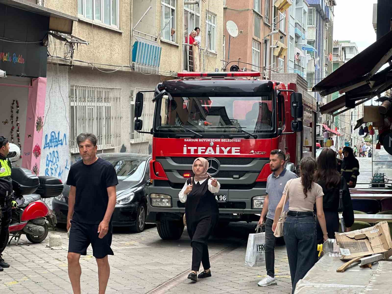 Kafede yangın paniği
