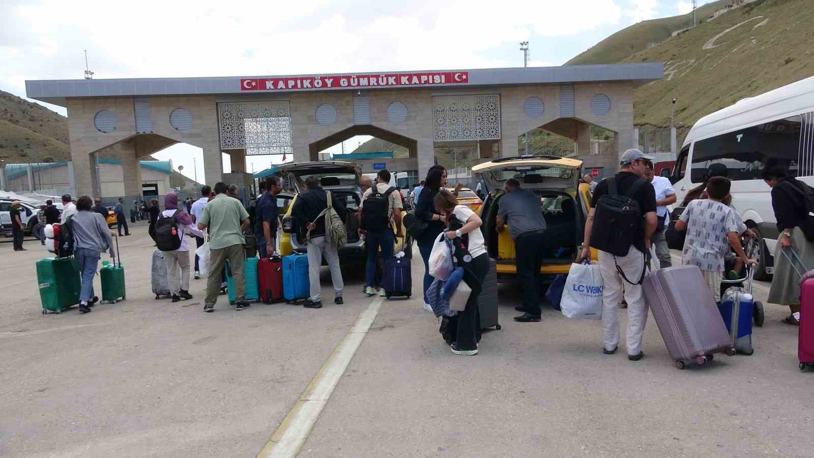 İran-İsrail savaşının 4&rsquo;&uuml;nc&uuml; g&uuml;n&uuml;nde Van sınırında d&ouml;n&uuml;ş hareketliliği
