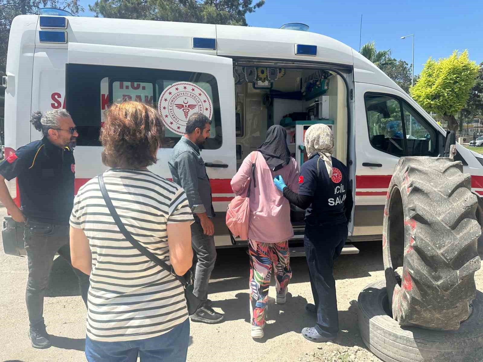 Genç kıza otomobil çarptı