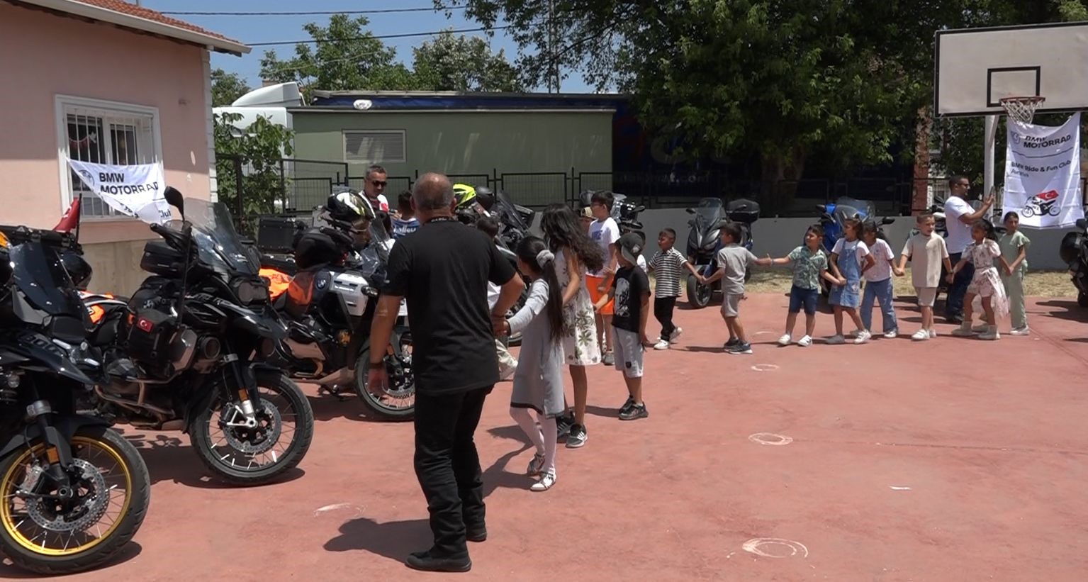 Motosikletleri ile umut dağıtıyorlar