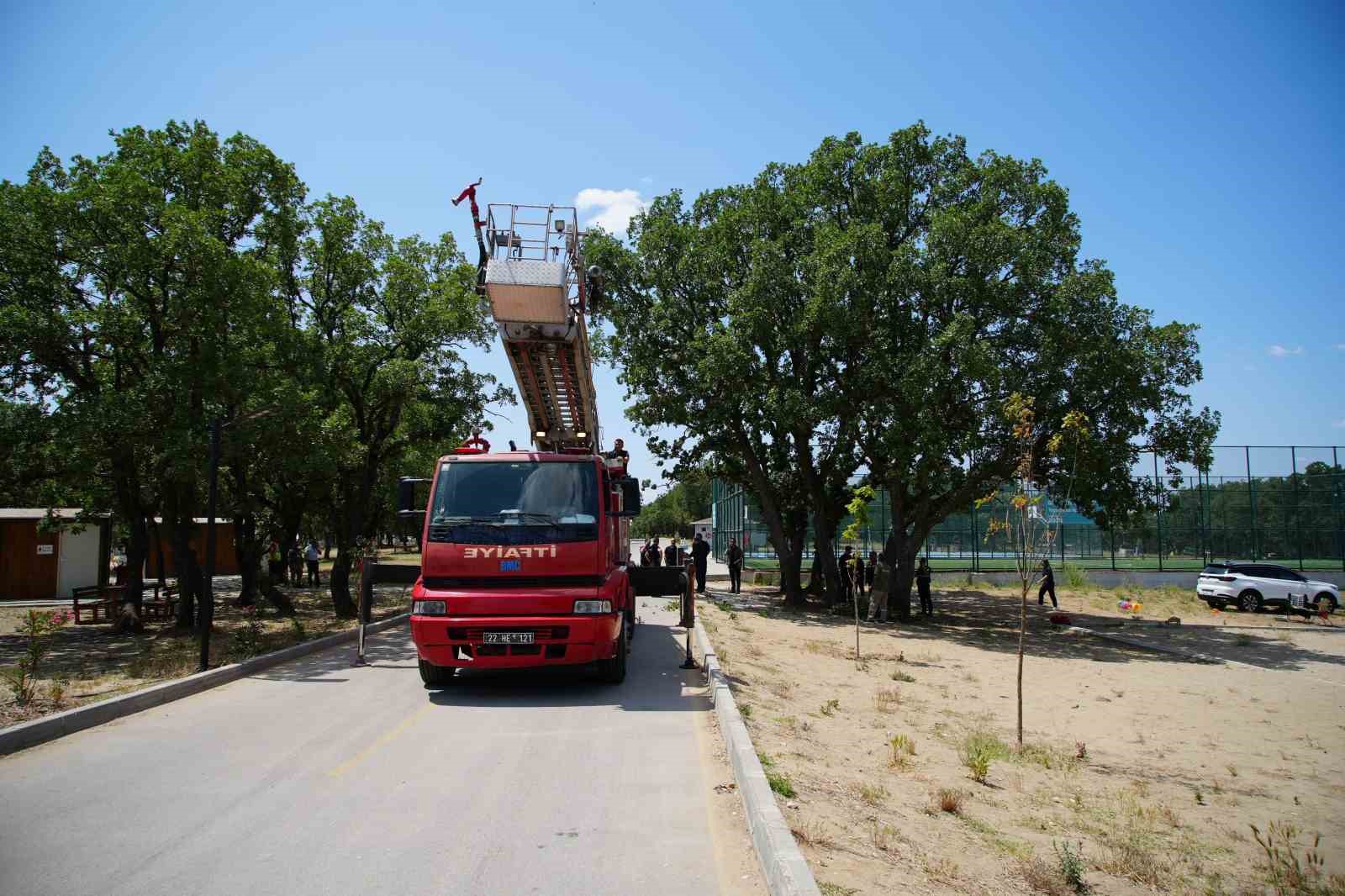 18 saat mahsur kalan kedisine kavuşunca g&ouml;zyaşlarına boğuldu
