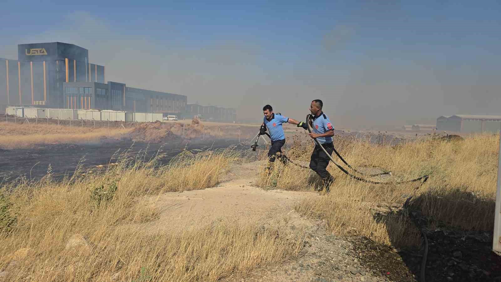 Gaziantep’teki çıkan anız yangını fabrikaları tehdit etti
