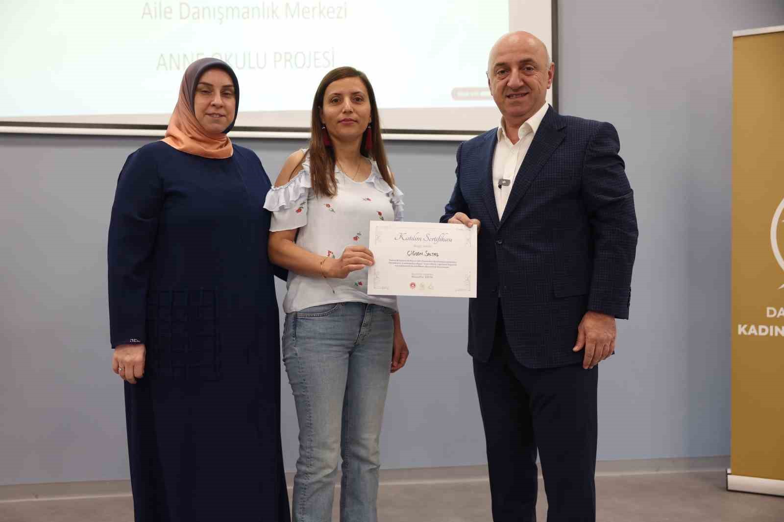 &quot;Anne Okulu&quot; ilk mezunlarını verdi