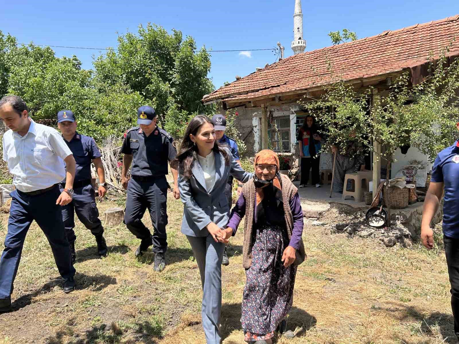 Balıkesir’de 84 yaşındaki teyzenin kaymakam heyecanı
