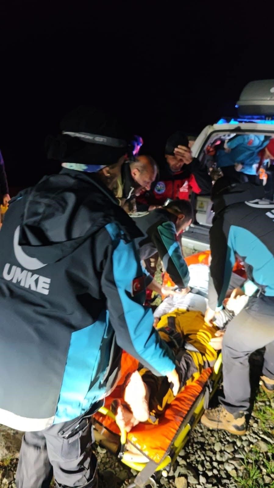 Trabzon&rsquo;da yayladaki buzul k&uuml;tlesi dağcıların rotasını değiştirdi, 75 kişi kayıp sanıldı
