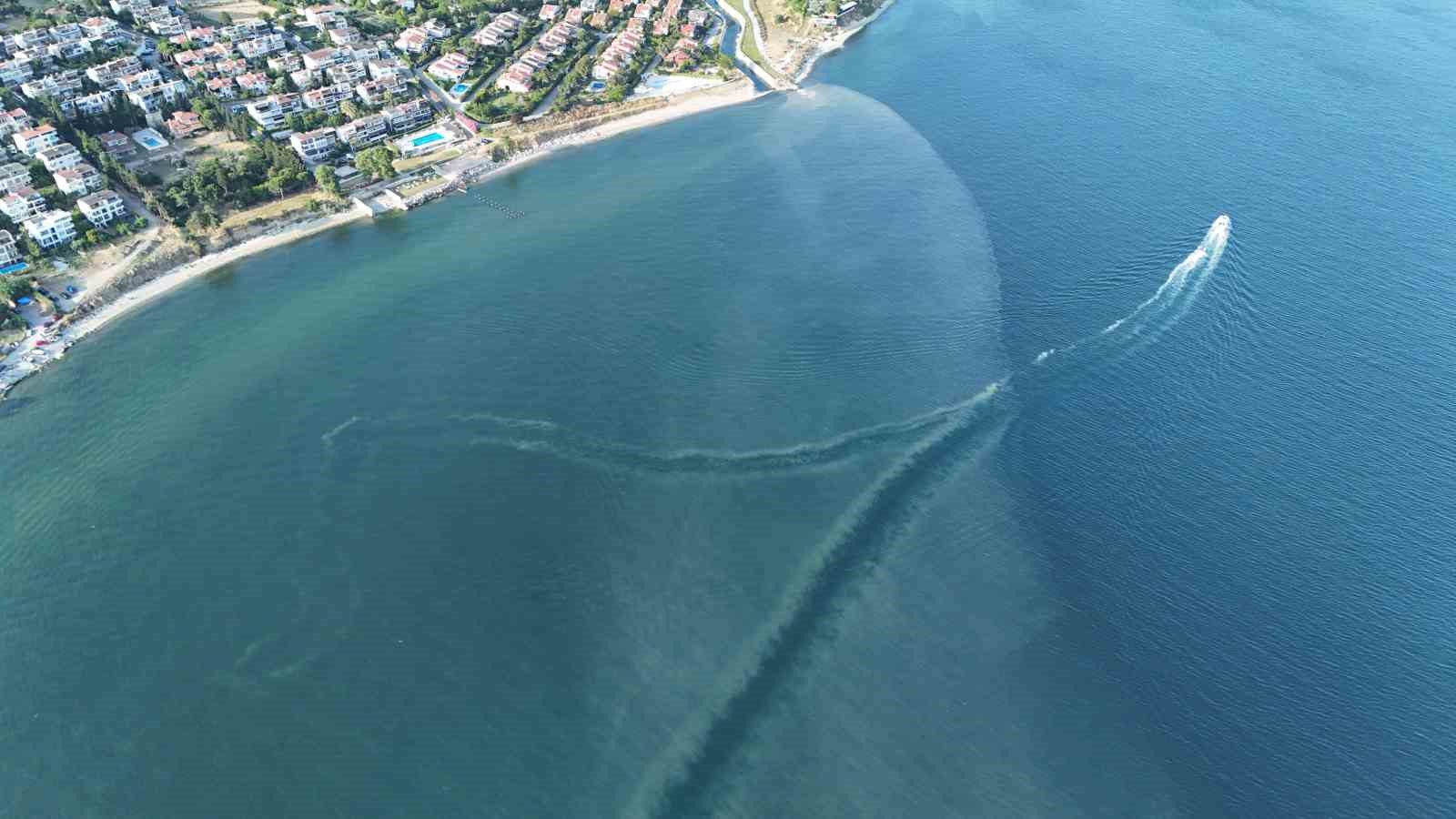 Beylikd&uuml;z&uuml;&rsquo;nde denize karışan kanalizasyon suyu nedeniyle deniz kahverengine d&ouml;nd&uuml;
