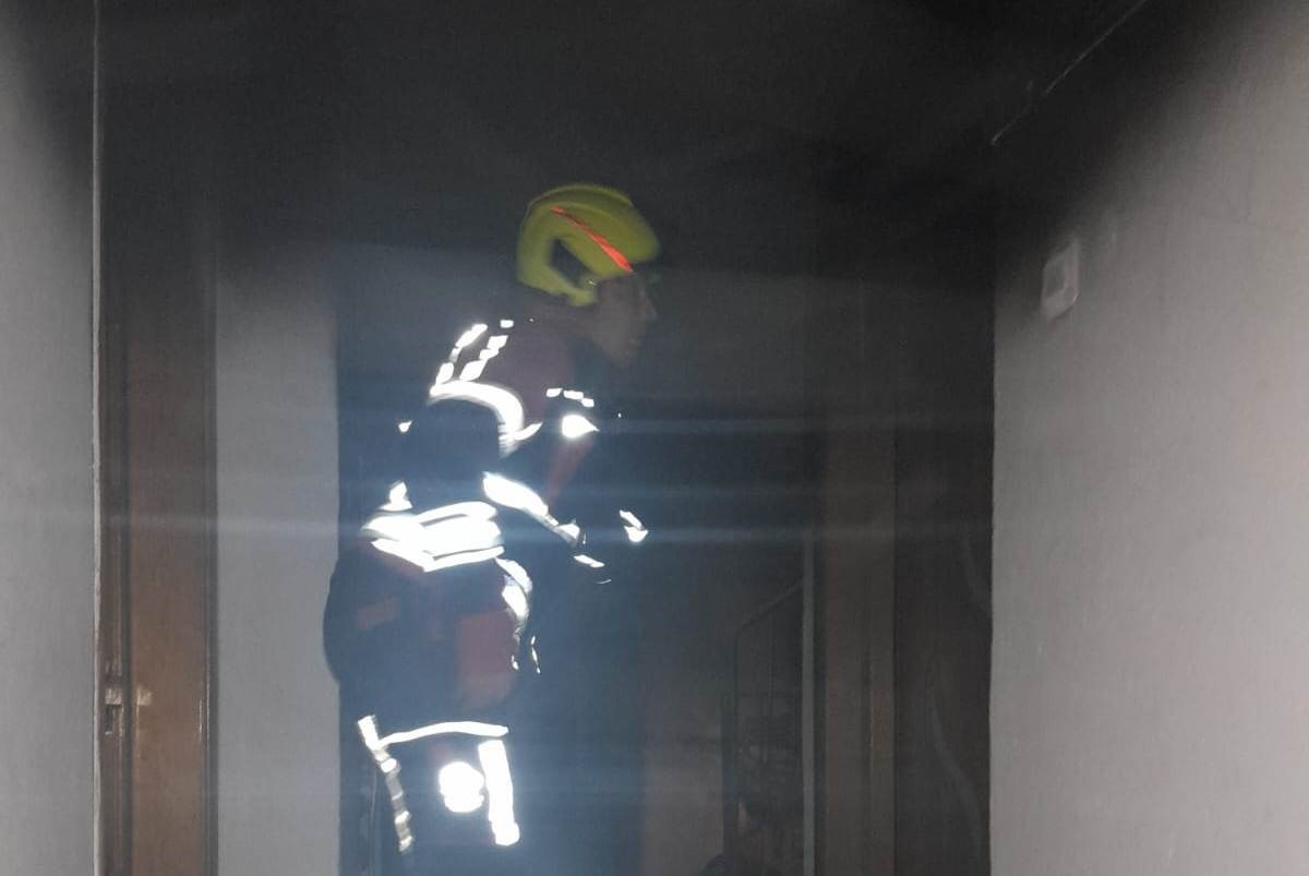 Edremit&rsquo;te apartman girişinde motosiklet yangını paniği
