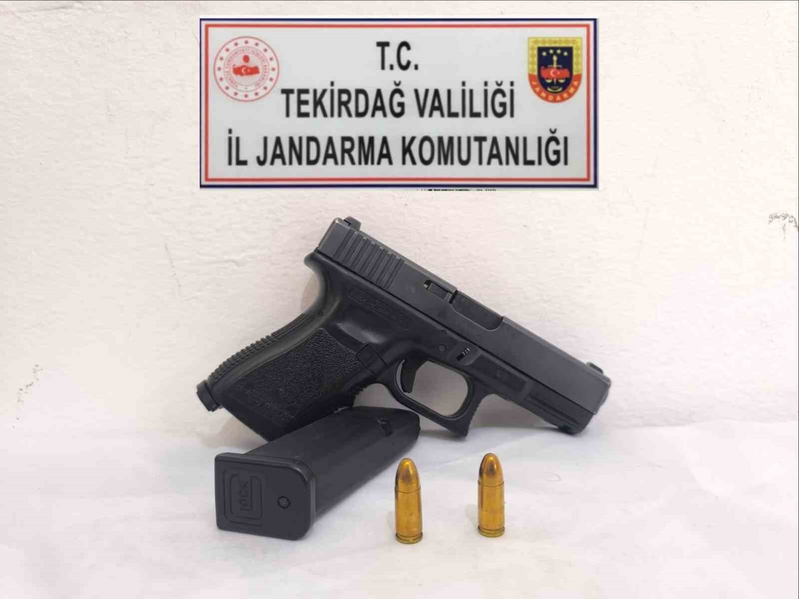 Tekirdağ&rsquo;da jandarmadan silah ve ka&ccedil;ak makaron operasyonu
