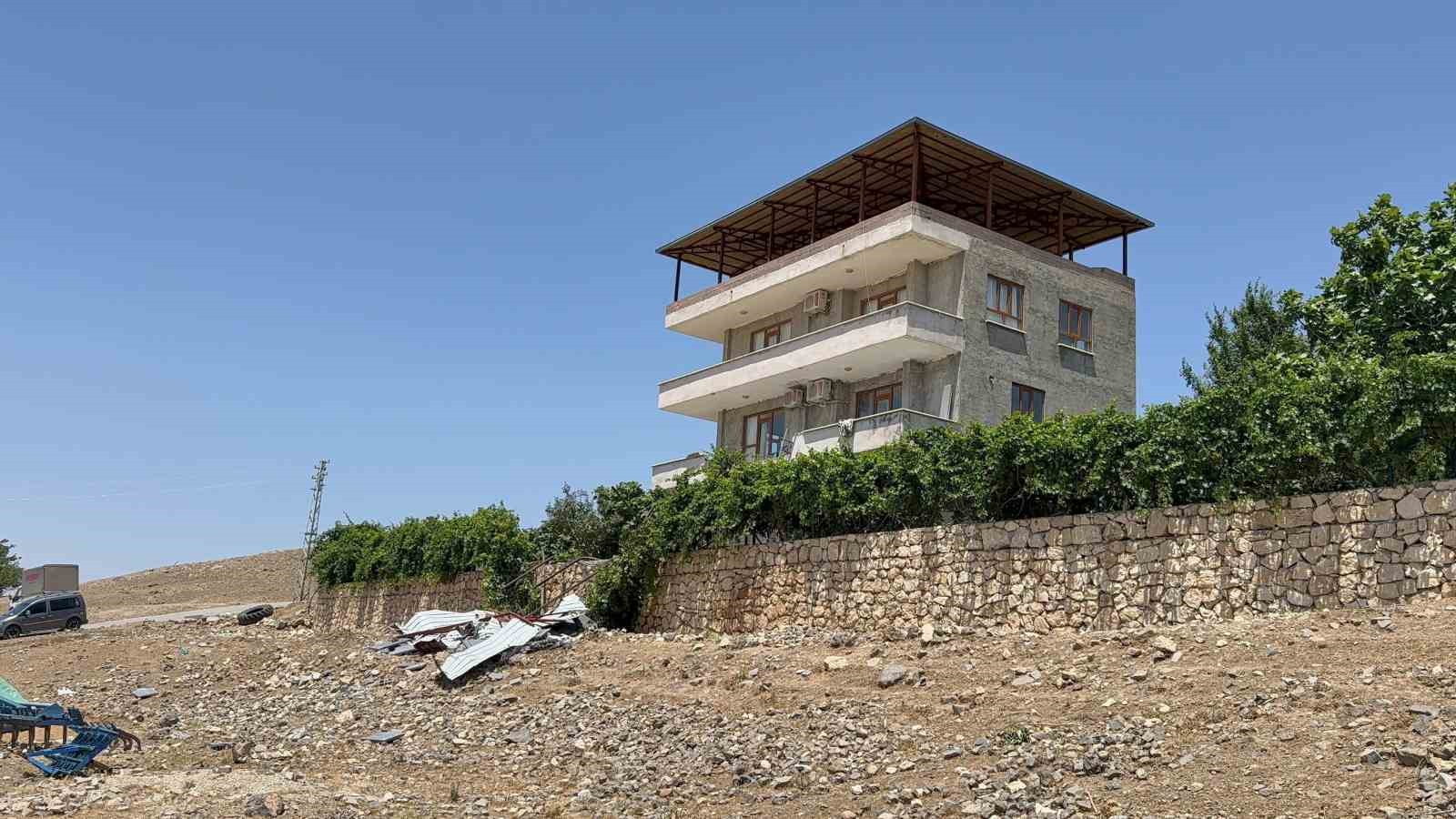 Batman&rsquo;da &ccedil;&ouml;ken balkonun altında kalarak hayatını kaybedenler defnedildi
