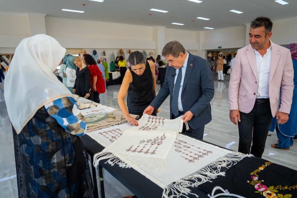 Gölbaşı Belediyesi kursiyerlerin ürünlerini sergiledi