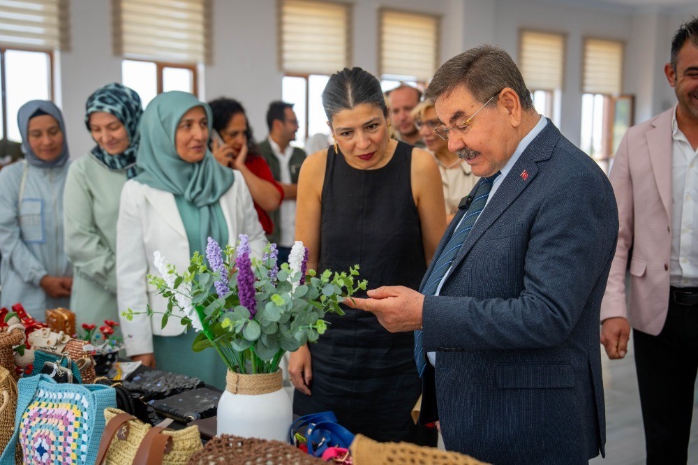 G&ouml;lbaşı Belediyesi kursiyerlerin &uuml;r&uuml;nlerini sergiledi
