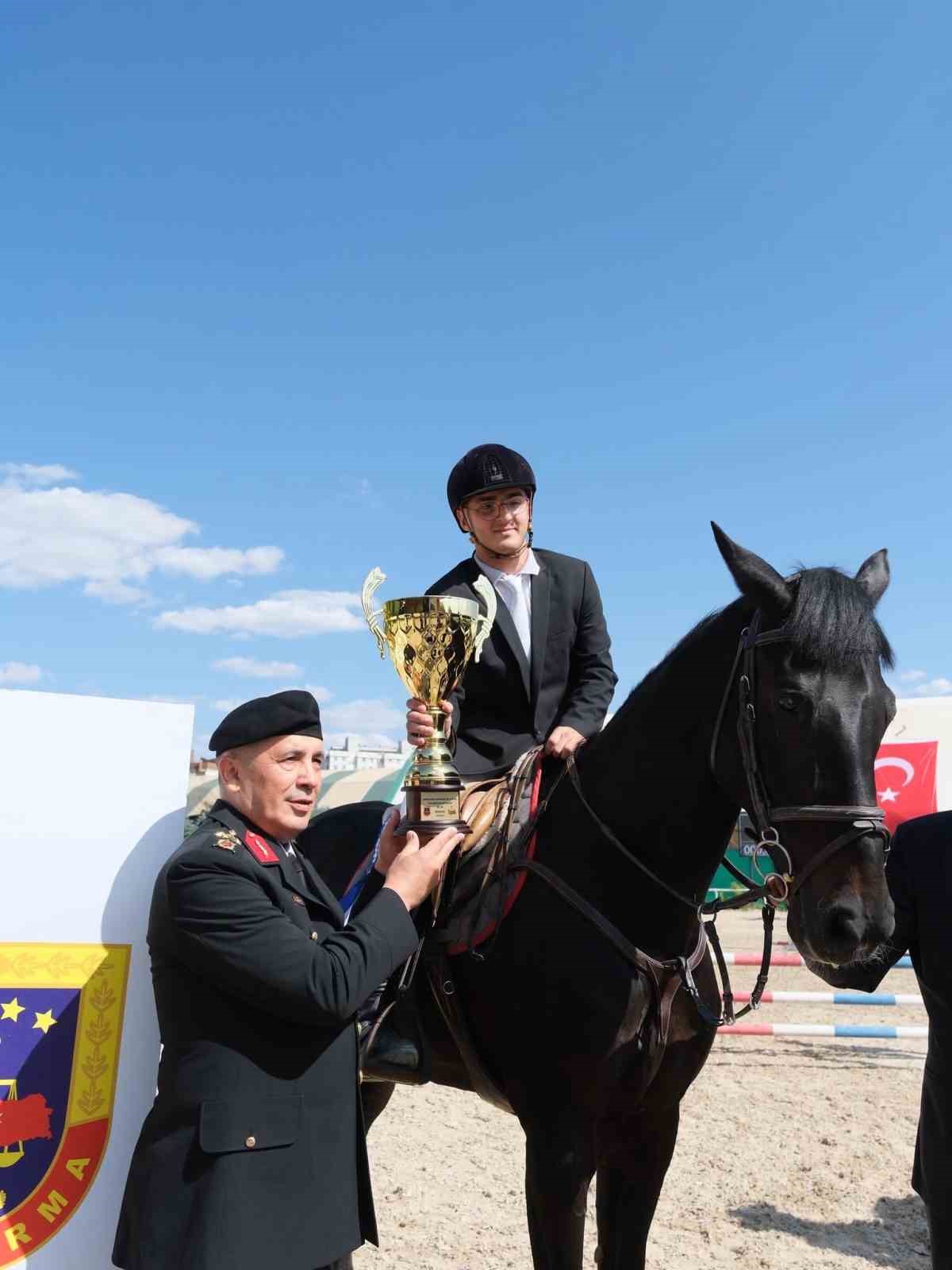 Jandarmanın 186. yılı binicilikle kutlandı
