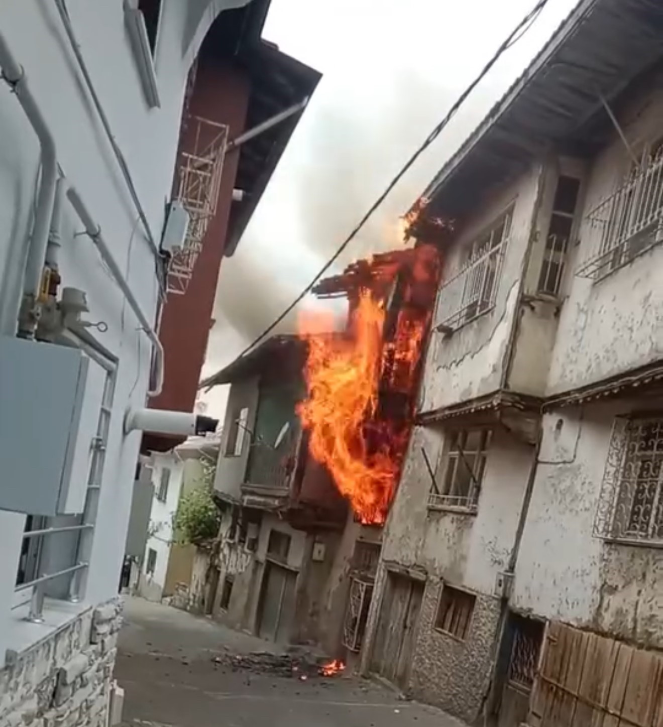 Tokat’ta yanan ev havadan görüntülendi