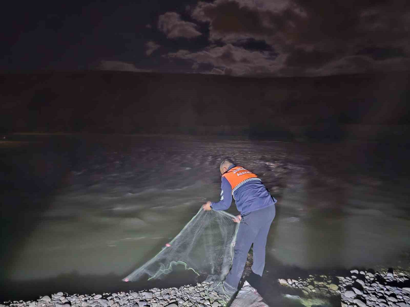 Van&rsquo;da ka&ccedil;ak balık avlayan 16 kişiye 205 bin 360 lira idari para cezası uygulandı
