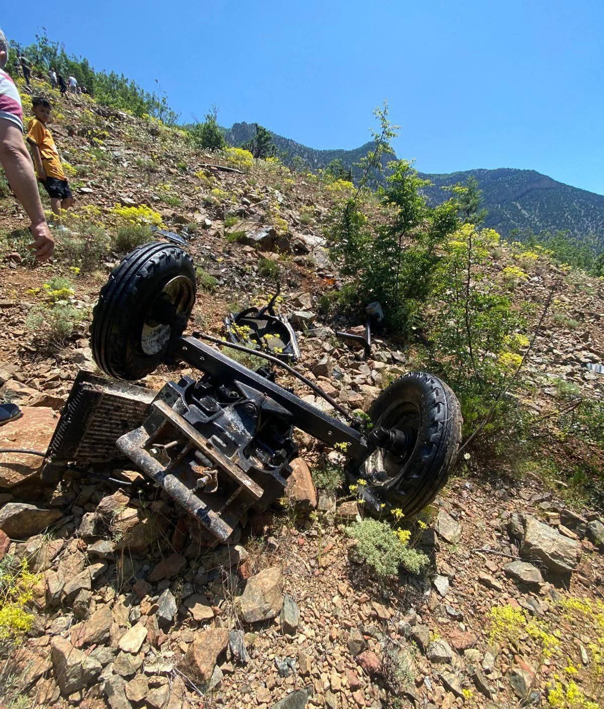 Trakt&ouml;r u&ccedil;uruma yuvarlandı: 2&rsquo;si ağır, 8 yaralı
