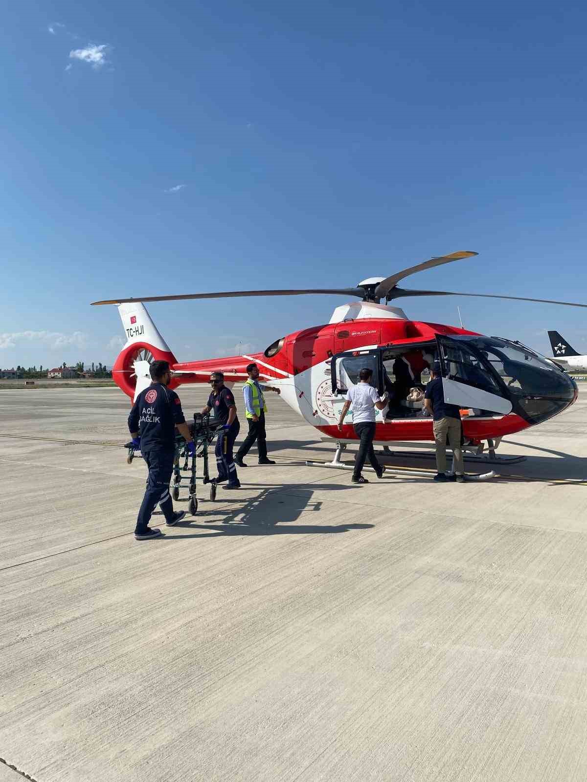 Bah&ccedil;esaray&rsquo;da 17 yaşındaki hasta ambulans helikopterle Van&rsquo;a sevk edildi
