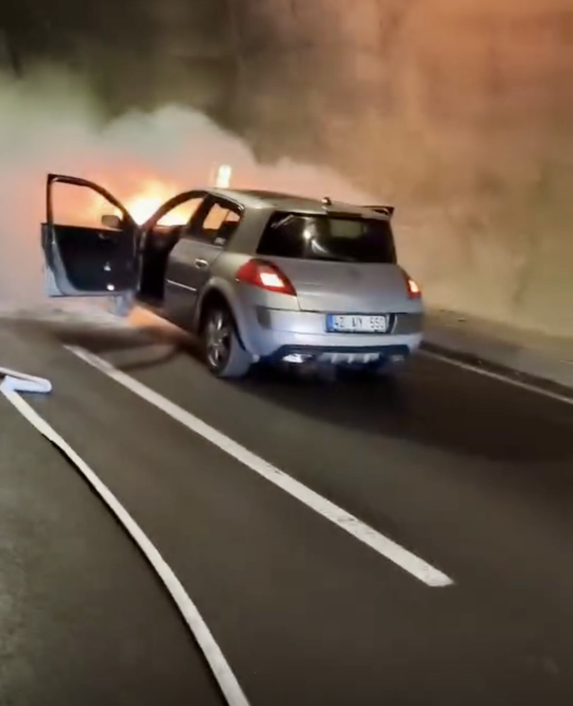 Demirkapı Tüneli’nde alev alan otomobil kullanılamaz hale geldi