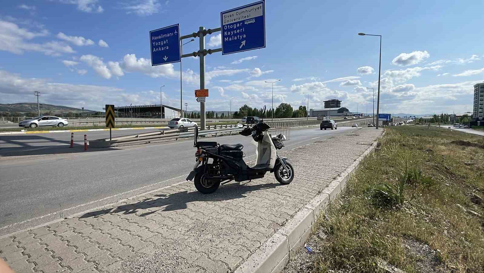 Tırın &ccedil;arptığı elektrikli motosiklet s&uuml;r&uuml;c&uuml;s&uuml; ağır yaralandı
