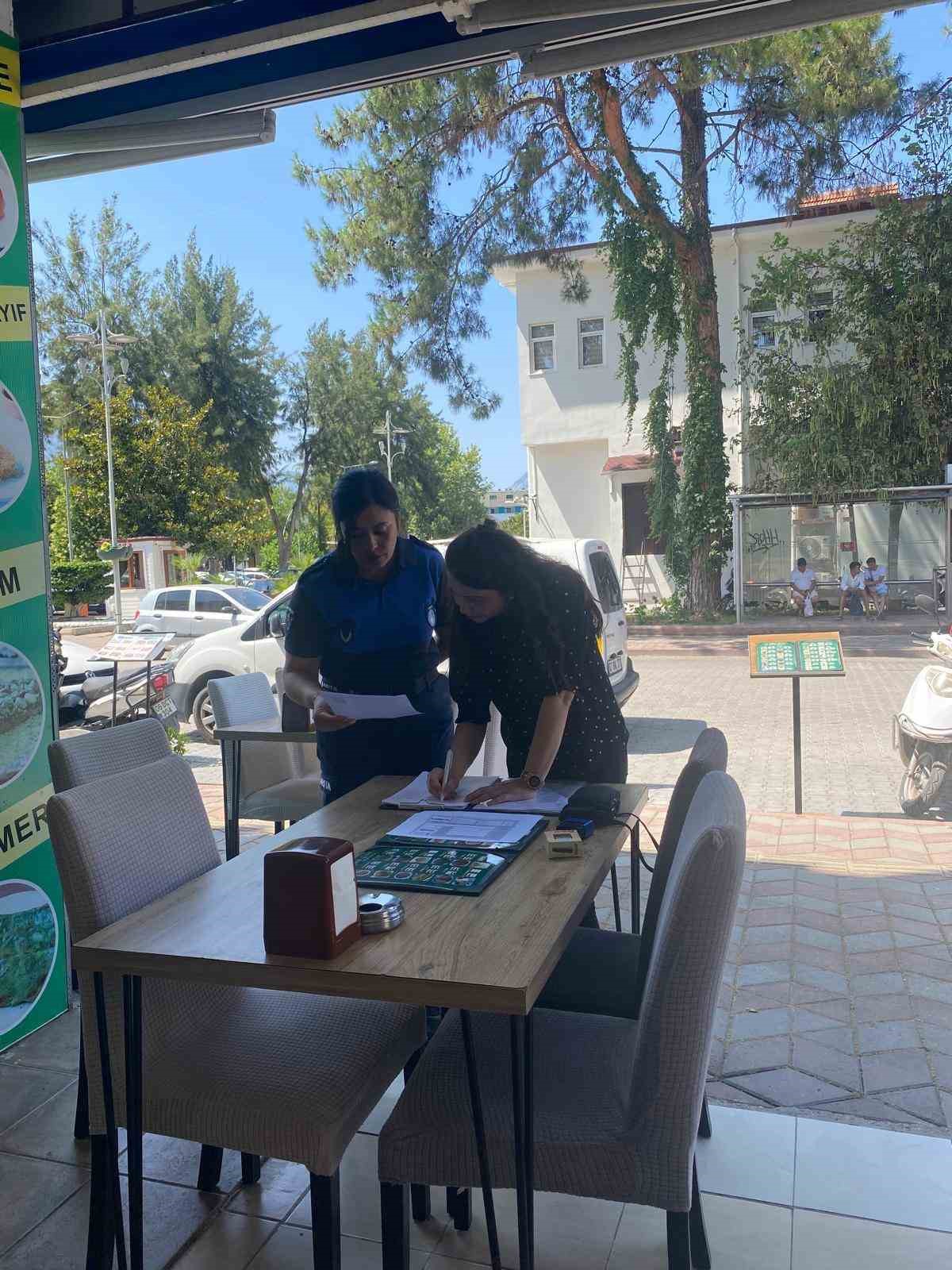 Kemer’de zabıta fiyat etiketlerini denetledi