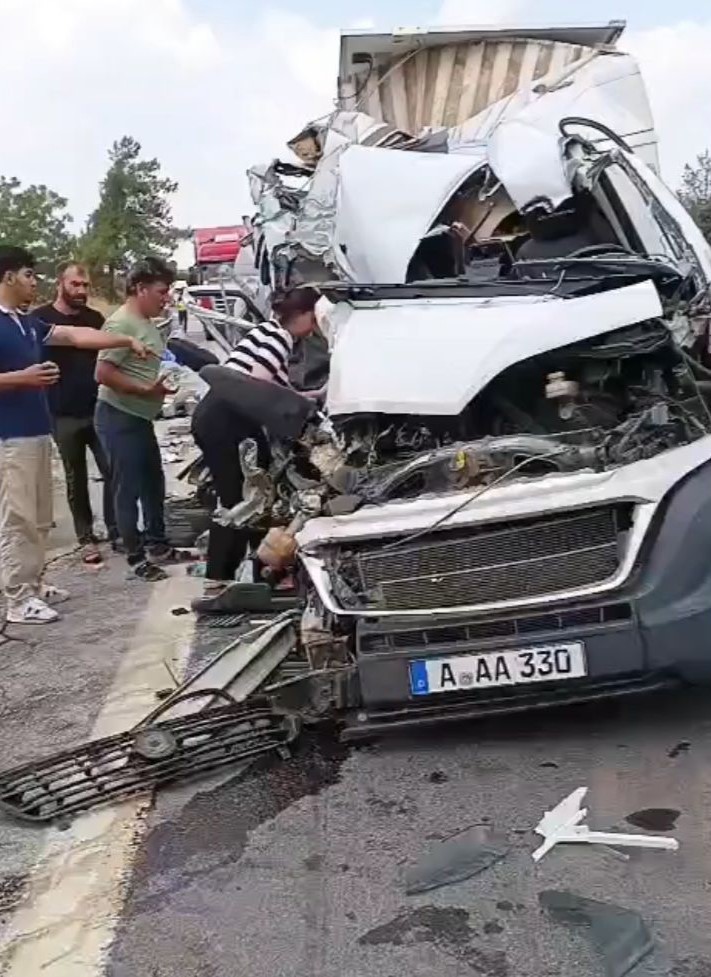 Karavan minibüs kamyonete çarptı: 1 ölü, 1 yaralı