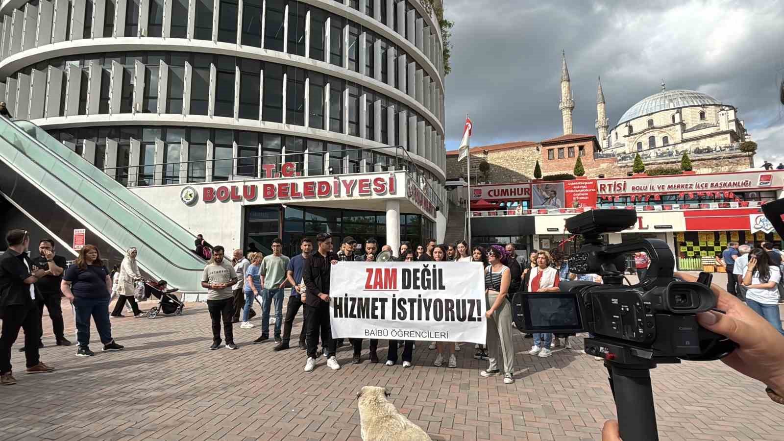 Otob&uuml;s fiyatları y&uuml;zde 33 zamlandı, &ouml;ğrencilerden tepki y&uuml;r&uuml;y&uuml;ş&uuml;
