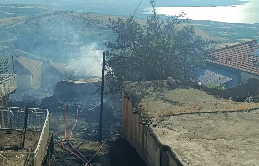 Malatya’da örtü yangını: 2 ev küle döndü